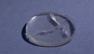ニネヴェの宮殿遺跡から発見された世界最古のニムルドの水晶レンズ